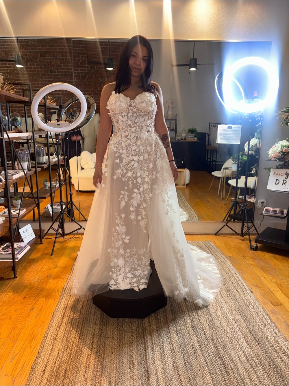 Elegant White Floral Appliqué Tulle Wedding Dress